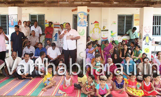 ಮಣಿಪಾಲ : ಅಂಗನವಾಡಿ ಕೇಂದ್ರದ ಎದುರು ಹೆತ್ತವರಿಂದ ಪ್ರತಿಭಟನೆ